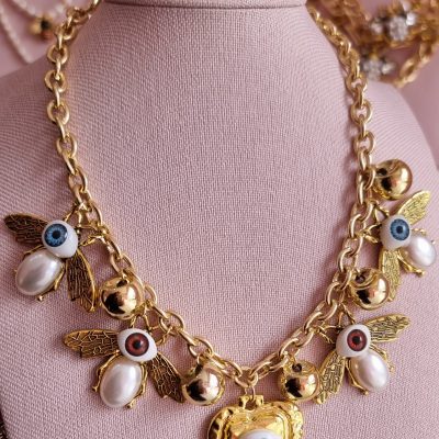 Collar de abejorro con ojitos